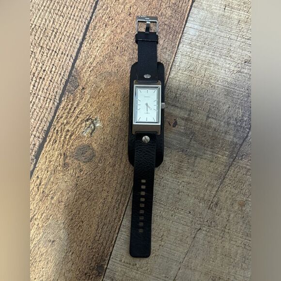Diesel Tank 1020 Mens wrist quartz watch Needs Battery Black leather